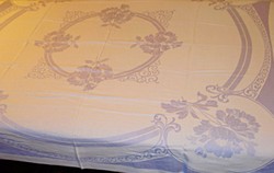Szecessziós, virágmintás, pasztell kék damaszt asztalterítő (155 X 155 cm) + 5 db szalvéta