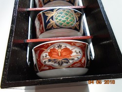 Chikusai Kiln Imari ,modern japán 5 db új teás/rizses tálka lakkozott fa polc-tartójában