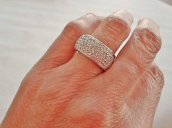 Különleges  ezüst gyűrű káprázatos cirkóniákkal