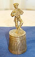 Orosz ezüst vodkás pohár, táncoló-harmonikázó kozák figurával