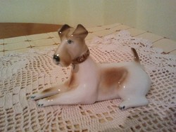 Zsolnay porcelán fekvő foxi kutya