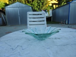 Halványzöld üveg asztalközép szirom alakú