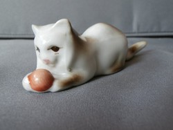 Zsolnay macska gombolyaggal