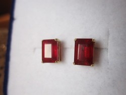 Tömör arany fülbevaló, látványos, négyzetesre csiszolt vörös rubin kövekkel
