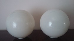 Két régi, műanyag, gömb alakú lámpabúra, búra