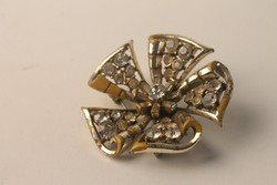 Art Deco kitűző strassz kövekkel, bizsu