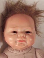 Egyedi újszülött baba fűzött hajjal tapintásra szilikon végtagokkal és fejjel, textil test újszülött