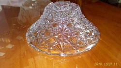 Cut glass crystal bowl, with a very rich pattern, 15 cm in diameter.