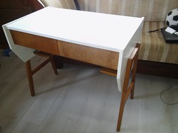 90 cm széles masszív jó formájú retro íróasztal - fiókos,polcos és állítható magasságú