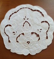 White embroidered tablecloth 26 cm in diameter