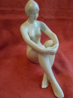 Porcelán ülő női akt