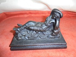 Öntött vas fekvő nőalakos szobor/asztali dísz