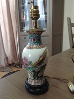 Régi kínai kézzel festett porcelán asztali lámpa fa talpazattal