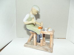 Eschenbach Jenő  cipész porcelán figura