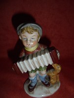 Bertram porcelán harmonikás fiú figura