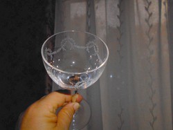 Antik savmaratott csipke finomságú díszítéssel talpas pohár