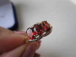 Tömör arany gyűrű 3 vörös gránát és 2 gyémánt kővel