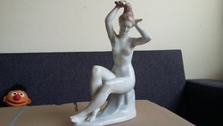 Aquincum porcelán szobor - fésülködő női akt