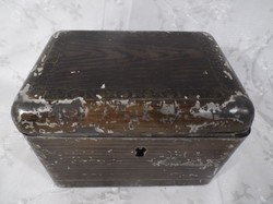 Box - metal - 13 x 9 x 9 cm - antique - divided - no key
