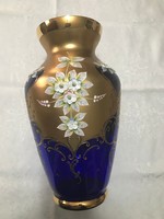 Bohémia nagy méretű aranyozott váza kézzel festett plasztik virágokkal