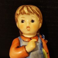 Hummel kislány babával, 13 cm