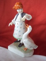 Herendi libát etető kislány porcelán figura