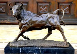 Hatalmas bronz bika szobor
