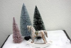 Karácsonyi dísz fa hintaló vintage stílusú antikolt törtfehér provance szürkészöld nyereggel 