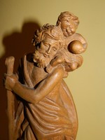 Régi faragott fa szobor József és a kisded.