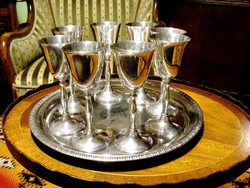 Egy tálca gyönyörű ezüstözött ünnepi pohár, 8 db jelzett boros vagy pezsgős kehely, kb. 1,5 dl-esek