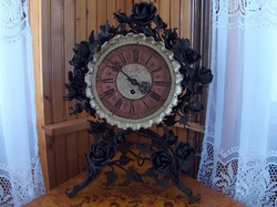 Lenzkirch asztali kovácsoltvas óra, 8 napos, rózsákból készített tokban
