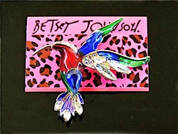 Betsey Johnson színes Kolibri bross