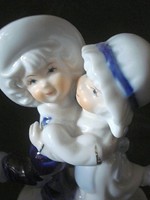 Tündéri kék fehér porcelán táncoló kislány és kisfiú páros figura nagyon szép állapotban