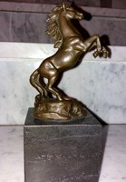 Kisplasztika - Ágaskodó ló bronz szobrok