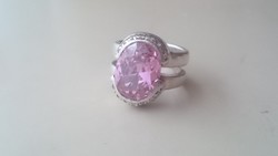 Ezüst gyönyörű impozáns gyűrű pink színű kővel és cirkonkövekkel diszitve. Masszív tömör 925 