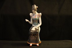 Hollóházi porcelán - matyó népviseletes ülő nő - leány kendővel és masnival