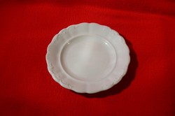 Fehér Zsolnay lapos tányér a klasszikus kidomborodó szegély mintával