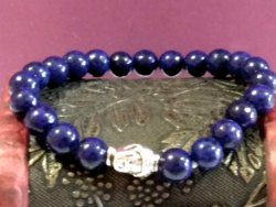 Lapis lazuli karkötő, 8 mm-s gyöngyökből, Buddha fej sharmmal