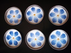 6 db antik szecessziós kék színű virágos fajansz  tálka, poháralátét ezüstözött áttört peremmel