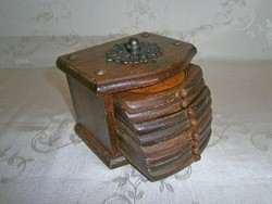 Régi 8 db parafa betétes poháralátét fém díszítésű fa dobozban, szekrénykében