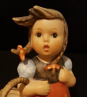 Hummel bevásárló kislány kosárral, 11,5 cm