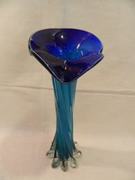 Kék csavart kétrétegű üveg váza.