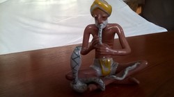 Drasche porcelán kígyóbűvölő figura, kézzel festett