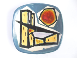 Panelházak napsütésben - városképes retro iparművész kerámia tányér