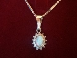 Ezüst nyaklánc és ezüst medál opál kővel