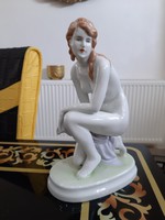 Zsolnay térdelő nő szobor