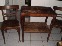 Thonet Asztal két székkel