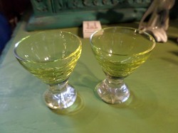 2 db zöldes -sárgás , likőrös pohár szép állapotban .