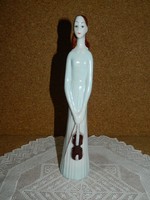 Porcelán hegedűs nő.