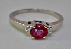 Gyönyörű aranygyűrű valódi rubin és gyémánt